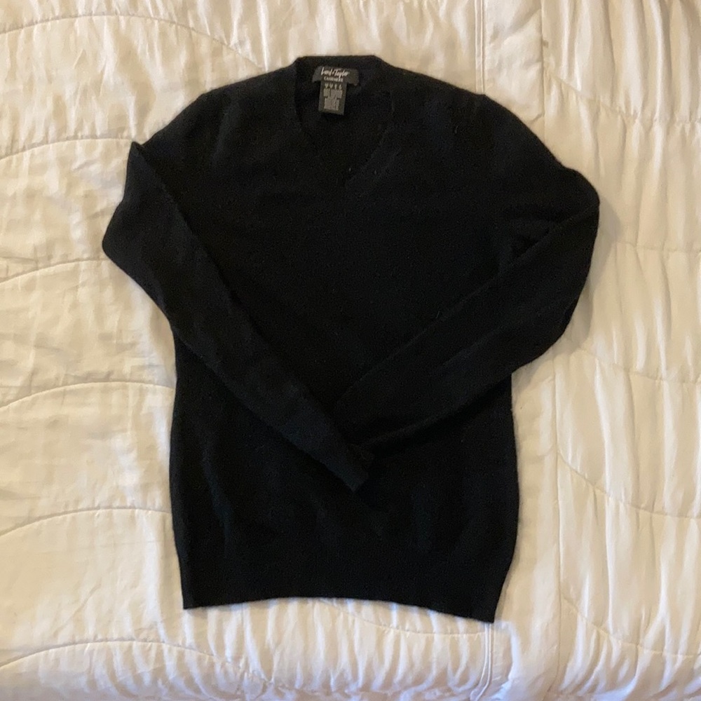 Lord and Taylor 100% Cashmere v neck